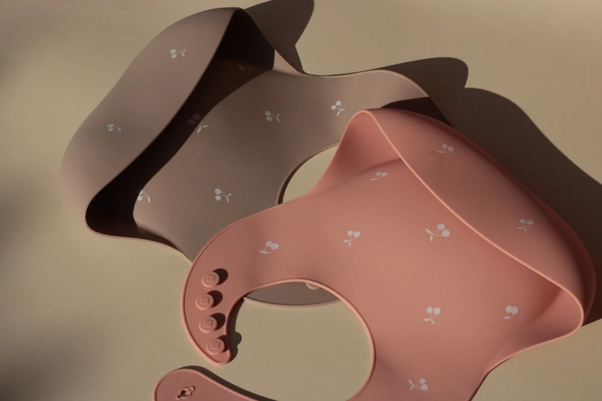 Szilikon előke - cherry | taupe - Image 3